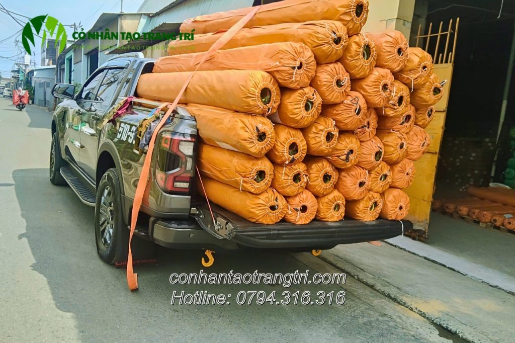 Giao hàng bằng xe bán tải cho khách hàng nội thành